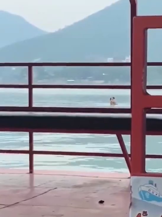 Coppia fa l'amore nella diga ma viene ripresa dai turisti video diventa virale