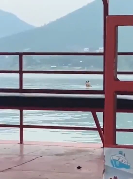 Un couple fait l'amour dans le barrage mais est filmé par des touristes. La vidéo devient virale