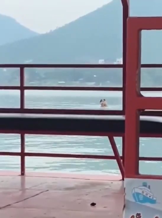 Un couple fait l'amour dans le barrage mais est filmé par des touristes. La vidéo devient virale