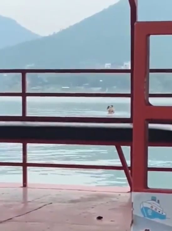 Un couple fait l'amour dans le barrage mais est filmé par des touristes. La vidéo devient virale