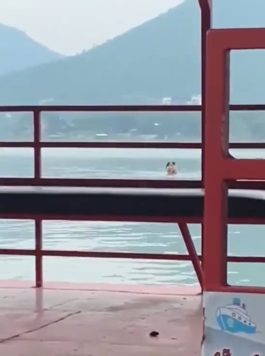 Coppia fa l'amore nella diga ma viene ripresa dai turisti video diventa virale