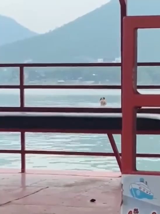 Coppia fa l'amore nella diga ma viene ripresa dai turisti video diventa virale