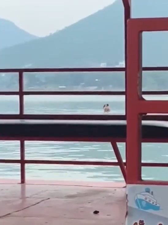 Un couple fait l'amour dans le barrage mais est filmé par des touristes. La vidéo devient virale