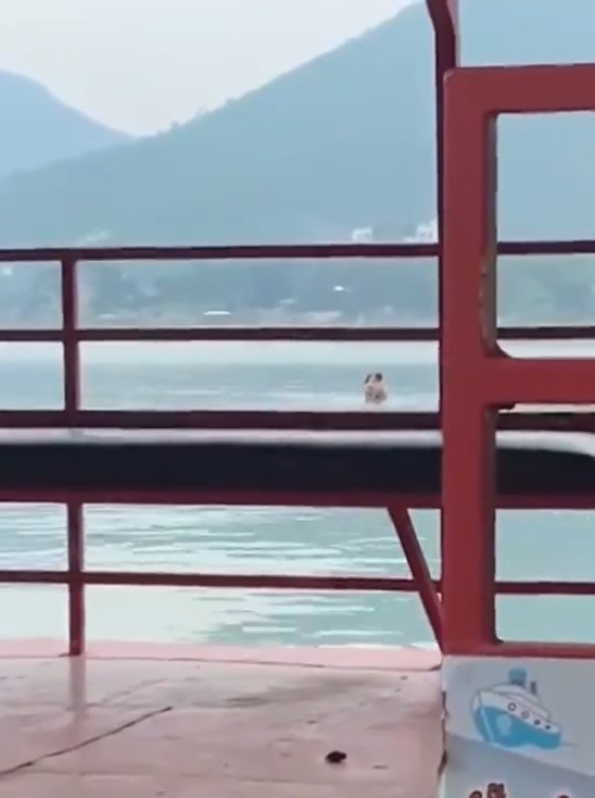 Un couple fait l'amour dans le barrage mais est filmé par des touristes. La vidéo devient virale