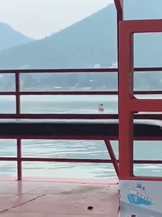 Un couple fait l'amour dans le barrage mais est filmé par des touristes. La vidéo devient virale