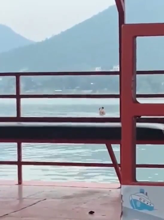 Un couple fait l'amour dans le barrage mais est filmé par des touristes. La vidéo devient virale