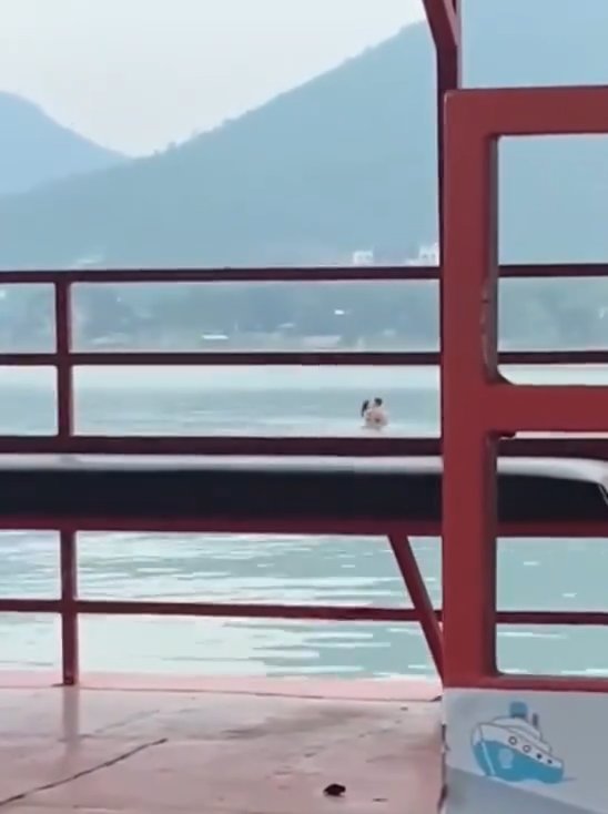 Un couple fait l'amour dans le barrage mais est filmé par des touristes. La vidéo devient virale