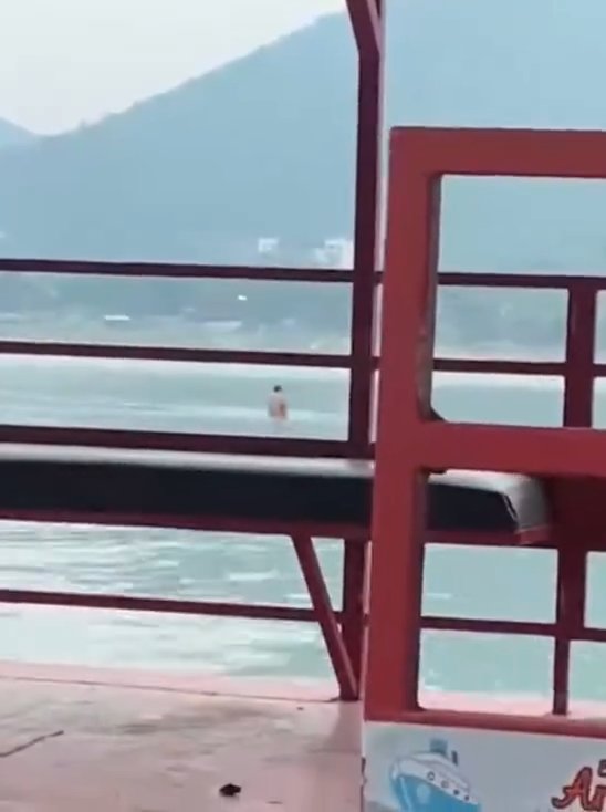 Un couple fait l'amour dans le barrage mais est filmé par des touristes. La vidéo devient virale