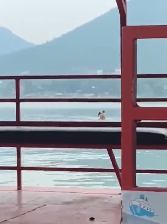 Un couple fait l'amour dans le barrage mais est filmé par des touristes. La vidéo devient virale