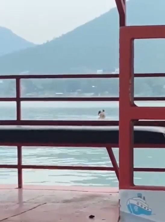 Un couple fait l'amour dans le barrage mais est filmé par des touristes. La vidéo devient virale