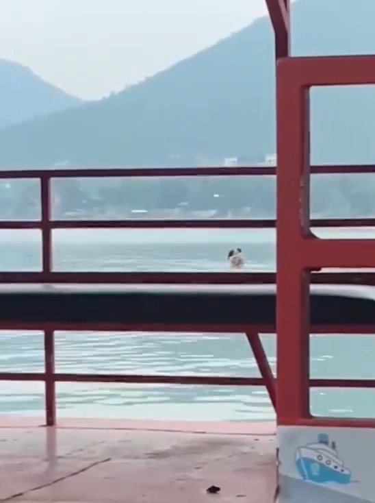 Un couple fait l'amour dans le barrage mais est filmé par des touristes. La vidéo devient virale