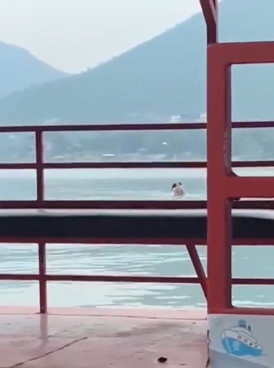 Un couple fait l'amour dans le barrage mais est filmé par des touristes. La vidéo devient virale