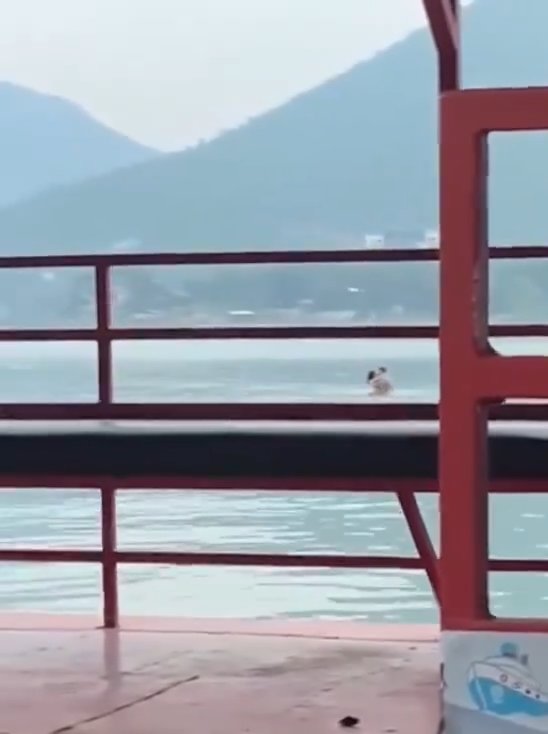 Un couple fait l'amour dans le barrage mais est filmé par des touristes. La vidéo devient virale