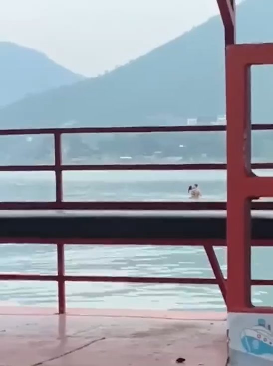 Un couple fait l'amour dans le barrage mais est filmé par des touristes. La vidéo devient virale