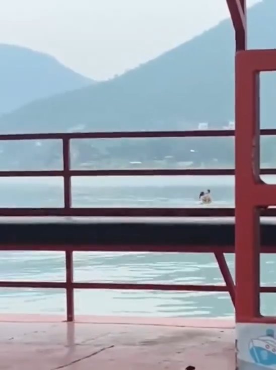 Un couple fait l'amour dans le barrage mais est filmé par des touristes. La vidéo devient virale