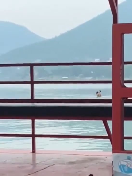 Un couple fait l'amour dans le barrage mais est filmé par des touristes. La vidéo devient virale