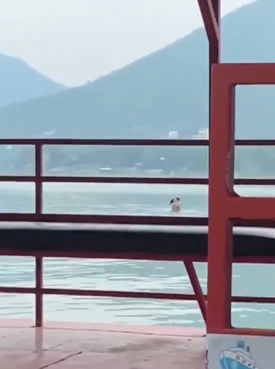 Un couple fait l'amour dans le barrage mais est filmé par des touristes. La vidéo devient virale