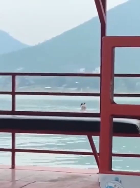 Un couple fait l'amour dans le barrage mais est filmé par des touristes. La vidéo devient virale