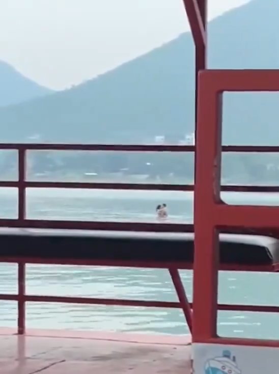 Un couple fait l'amour dans le barrage mais est filmé par des touristes. La vidéo devient virale