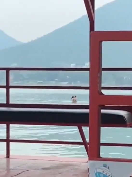 Un couple fait l'amour dans le barrage mais est filmé par des touristes. La vidéo devient virale