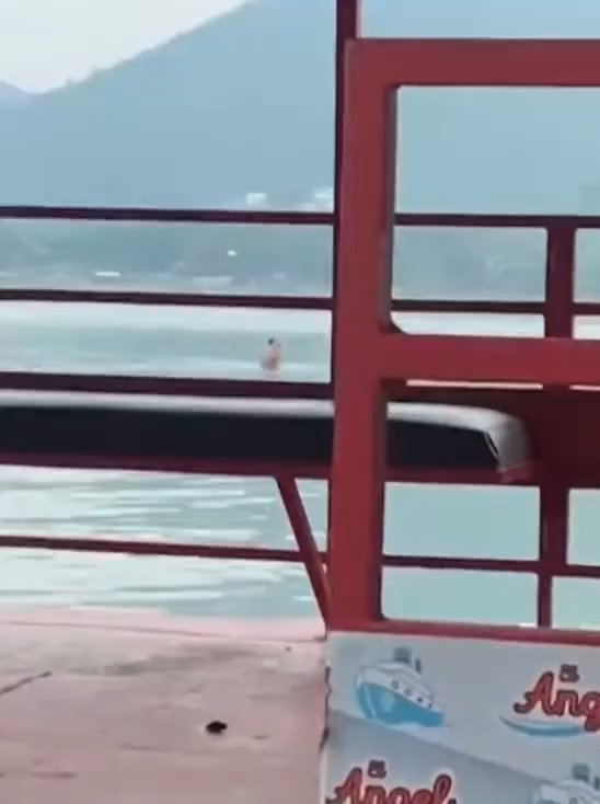 Un couple fait l'amour dans le barrage mais est filmé par des touristes. La vidéo devient virale