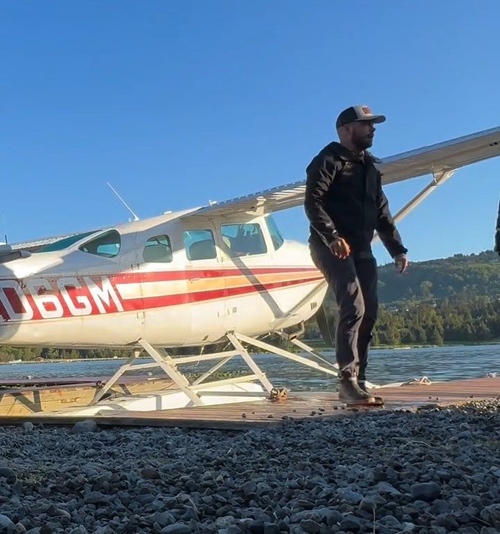 Alce bebé corre el riesgo de ahogarse, el emotivo rescate en un vídeo