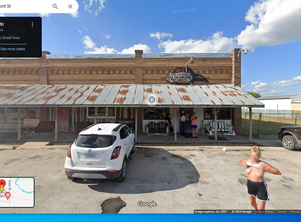 Donna "imbroglia" Google Maps e mostra tutto: bar diventa virale