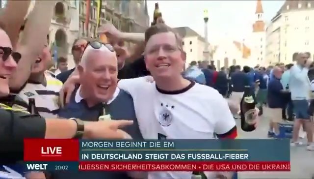 Euro 2024, tifoso scozzese tira su il kilt e mostra il "wurstel" in diretta tv