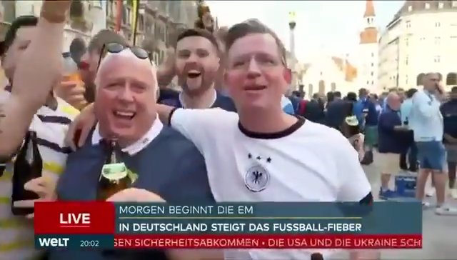 Euro 2024, tifoso scozzese tira su il kilt e mostra il "wurstel" in diretta tv