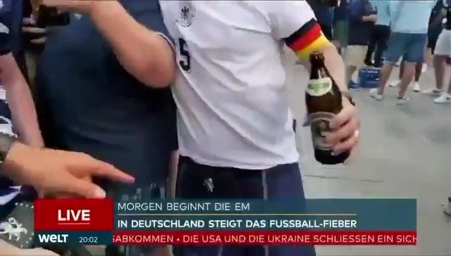 Euro 2024, tifoso scozzese tira su il kilt e mostra il "wurstel" in diretta tv