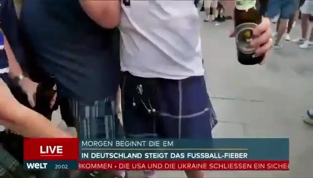 EM 2024, schottischer Fan zieht seinen Kilt hoch und zeigt die „Wurst“ live im Fernsehen