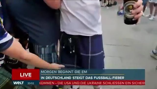 Euro 2024, tifoso scozzese tira su il kilt e mostra il "wurstel" in diretta tv