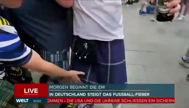 EM 2024, schottischer Fan zieht seinen Kilt hoch und zeigt die „Wurst“ live im Fernsehen