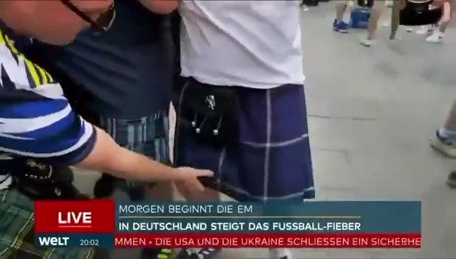 Euro 2024, tifoso scozzese tira su il kilt e mostra il "wurstel" in diretta tv