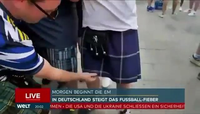 Euro 2024, tifoso scozzese tira su il kilt e mostra il "wurstel" in diretta tv