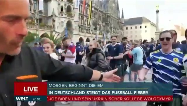 EM 2024, schottischer Fan zieht seinen Kilt hoch und zeigt die „Wurst“ live im Fernsehen