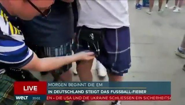 Euro 2024, tifoso scozzese tira su il kilt e mostra il "wurstel" in diretta tv