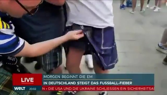 Euro 2024, tifoso scozzese tira su il kilt e mostra il "wurstel" in diretta tv