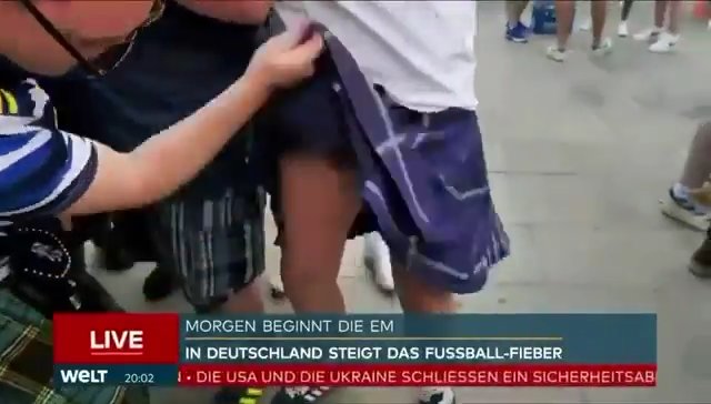 Euro 2024, tifoso scozzese tira su il kilt e mostra il "wurstel" in diretta tv