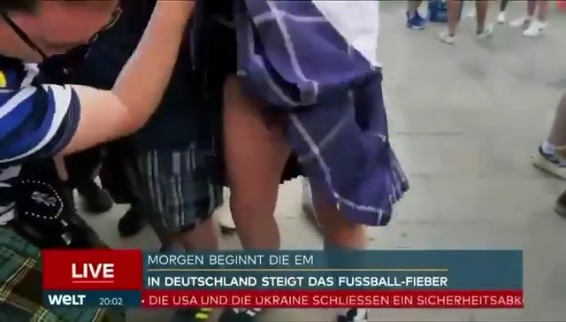 Euro 2024, tifoso scozzese tira su il kilt e mostra il "wurstel" in diretta tv