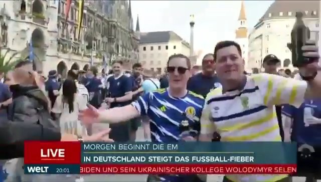 EM 2024, schottischer Fan zieht seinen Kilt hoch und zeigt die „Wurst“ live im Fernsehen