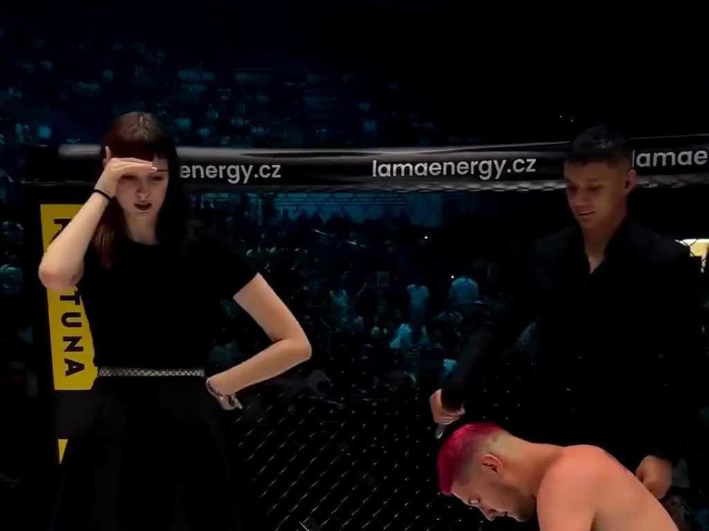 Luchadora de MMA pierde el combate y pide la mano de su novia y lo humilla en vivo por TV