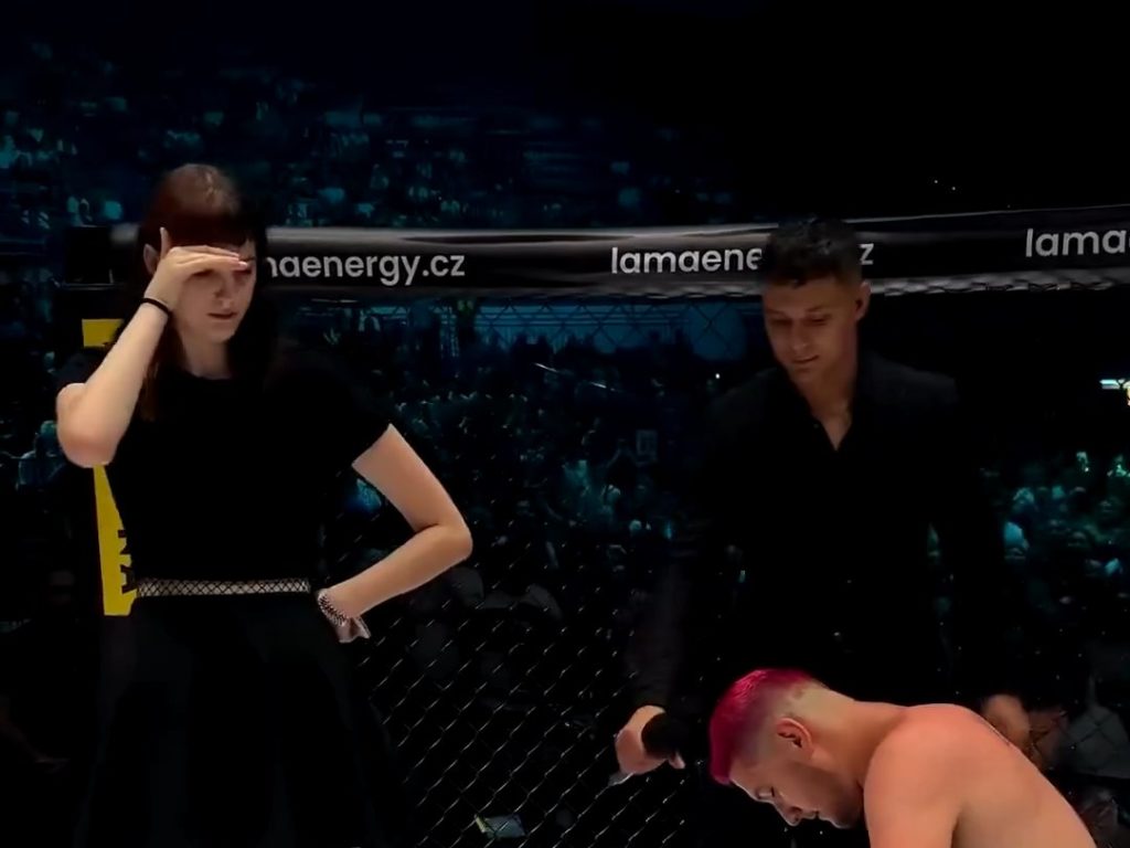 Luchadora de MMA pierde el combate y pide la mano de su novia y lo humilla en vivo por TV