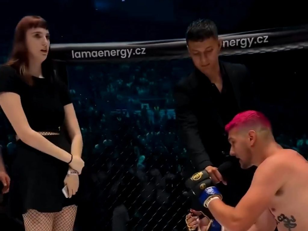 Fighter Mma perde incontro e chiede la mano alla fidanzata e lo umilia in diretta tv