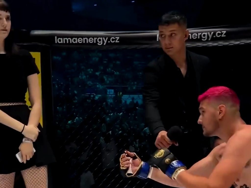 Fighter Mma perde incontro e chiede la mano alla fidanzata e lo umilia in diretta tv