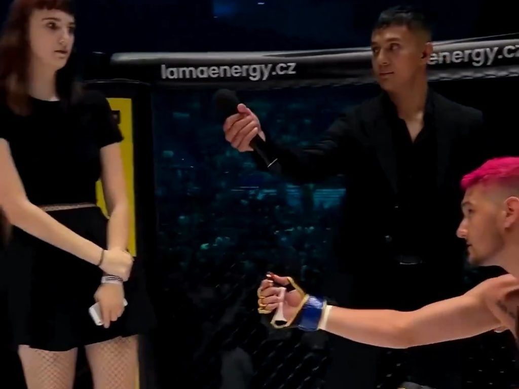 Fighter Mma perde incontro e chiede la mano alla fidanzata e lo umilia in diretta tv