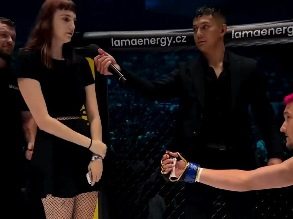 Luchadora de MMA pierde el combate y pide la mano de su novia y lo humilla en vivo por TV