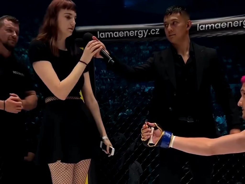 Luchadora de MMA pierde el combate y pide la mano de su novia y lo humilla en vivo por TV