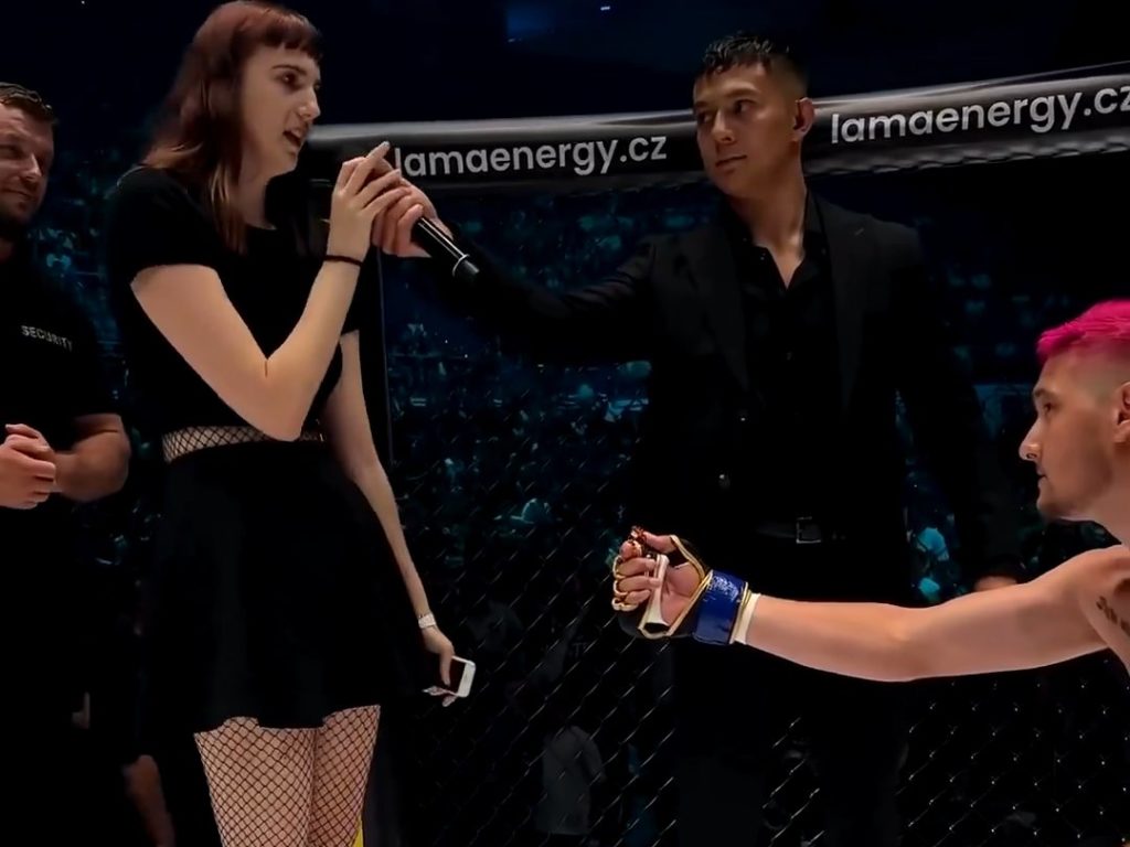 Luchadora de MMA pierde el combate y pide la mano de su novia y lo humilla en vivo por TV