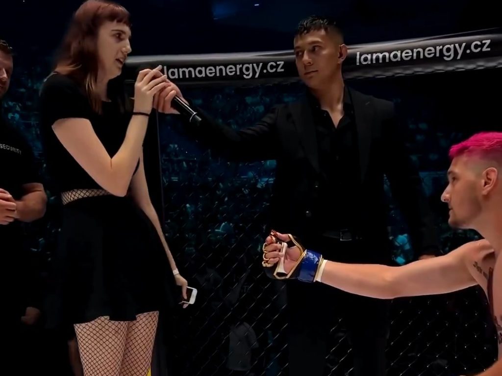 Fighter Mma perde incontro e chiede la mano alla fidanzata e lo umilia in diretta tv